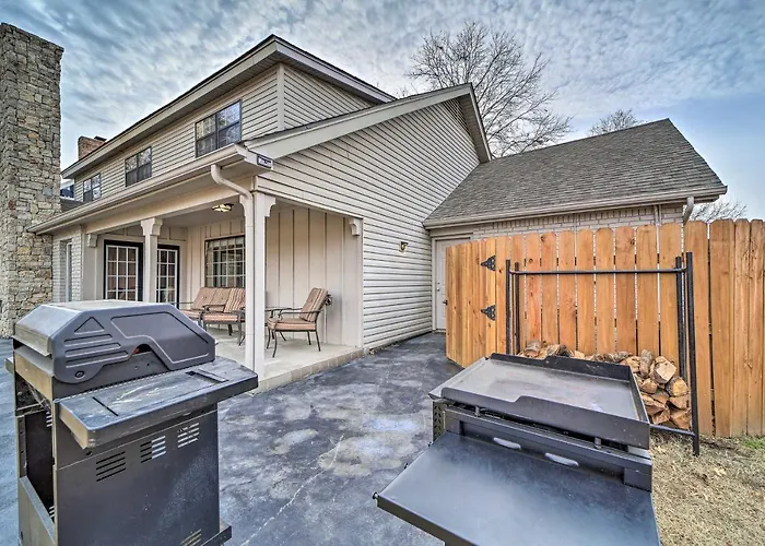 Immaculate 'woodland View' Retreat W/ Hot Tub Tulsa