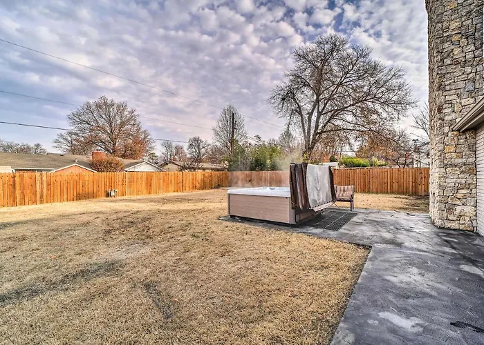 Immaculate 'woodland View' Retreat W/ Hot Tub Tulsa